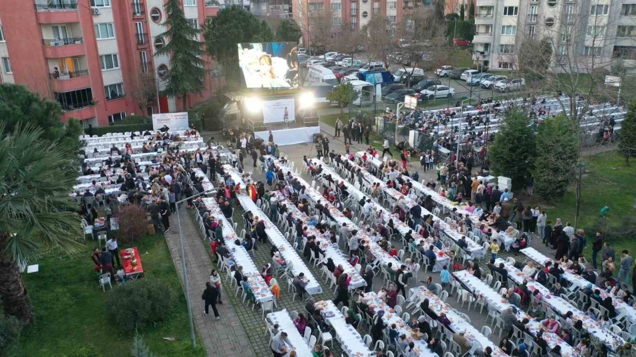 Tuzla’da Ramazan’ın bereketi sokak iftarlarında paylaşılıyor
