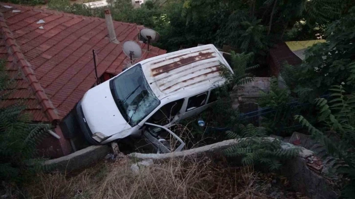 Tuzla’da yokuşta kayan araç gecekondunun üzerine düştü
