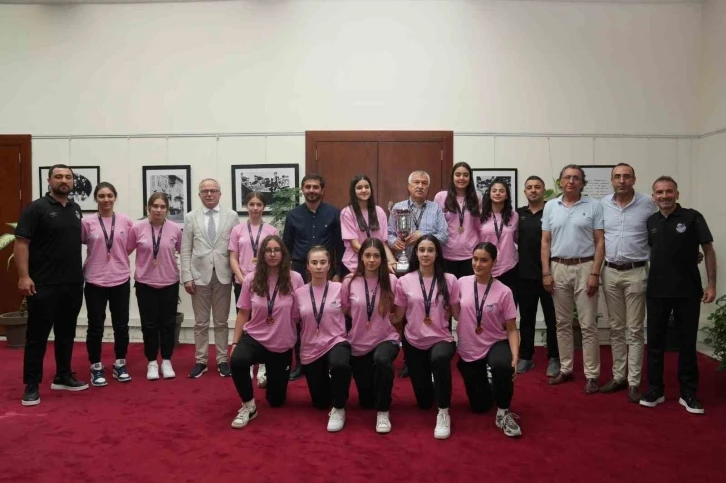 U16 Kız Basketbol Takımı’nın 5 oyuncusu ve takımın antrenörü milli takım kampına davet edildi
