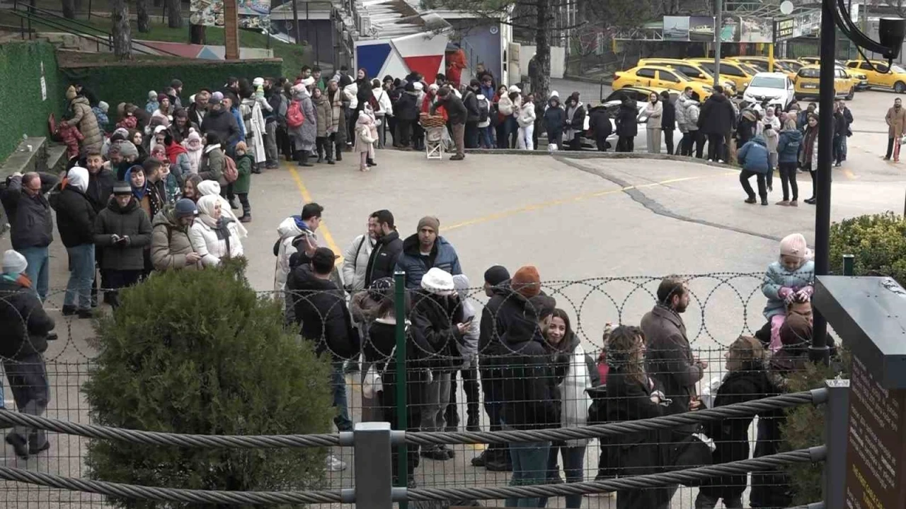 Uludağ’a çıkmak isteyenler metrelerce kuyruk oluşturdu
