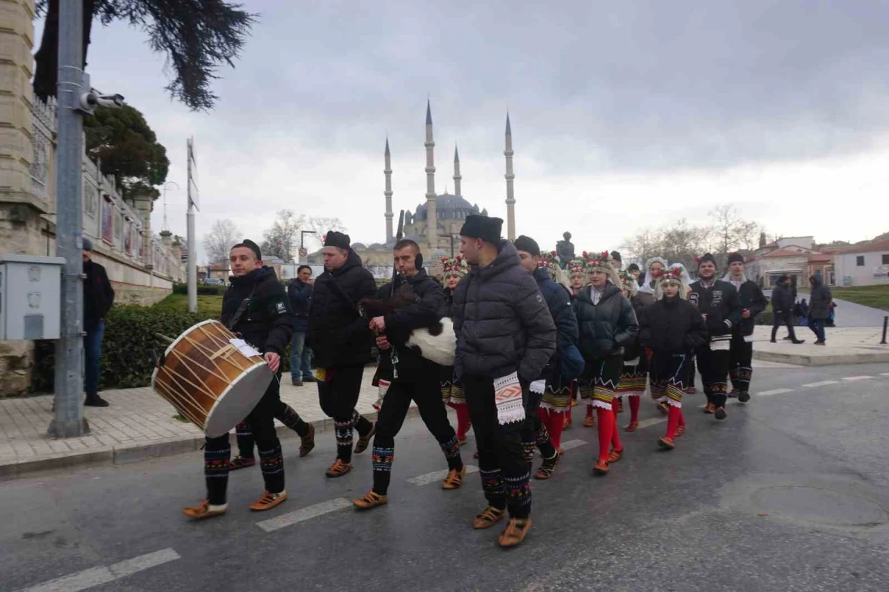 Uluslararası Balkan Halk Oyunları Festivali’nde renkli görüntüler oluştu
