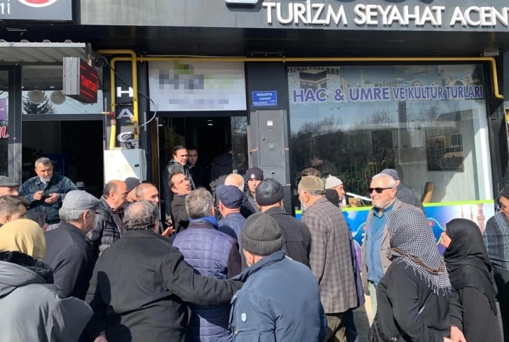 Umre hayali kuran vatandaşları milyonlarca lira dolandıran şüphelilerin davası ertelendi
