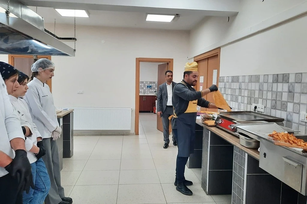 Üniversite öğrencileri ’Hızlı Yemek Restoran Uygulamaları’ sayesinde yaparak öğreniyorlar
