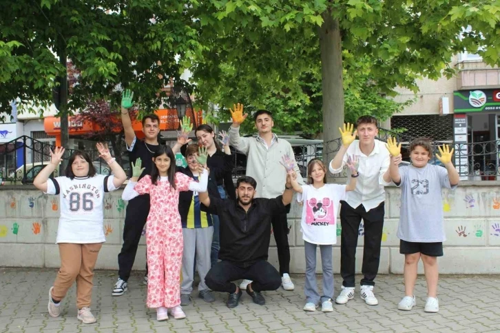 Üniversitesi öğrencileri, çocuklarla oyunlar oynayıp boyama yaptı
