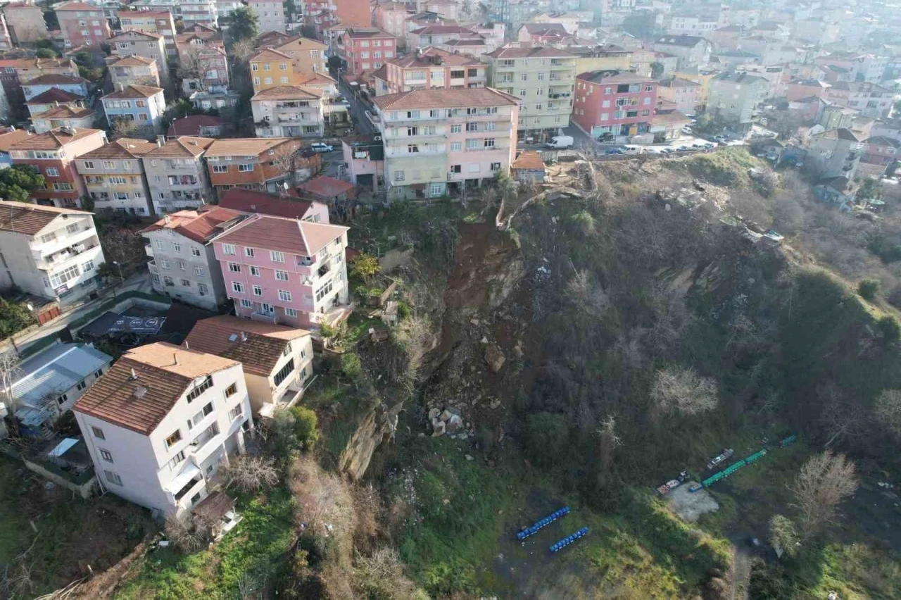 Üsküdar’daki toprak kayması dron ile görüntülendi
