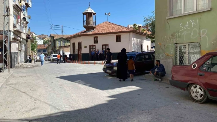 Üvey baba, oğlu ile kavga eden çocuğu bıçaklayarak öldürdü
