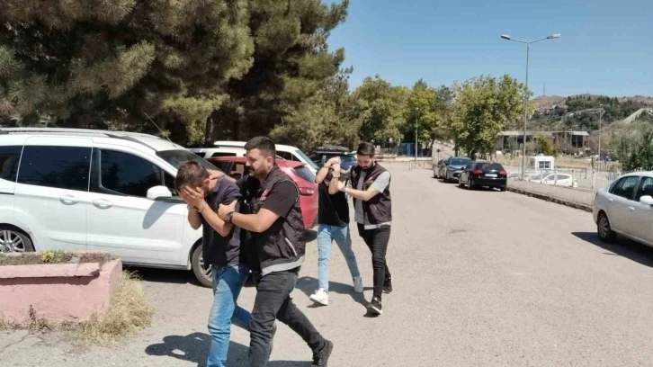 Uyuşturucu ile yakalanan şüphelinin yakınından polise: "Elinize sağlık"
