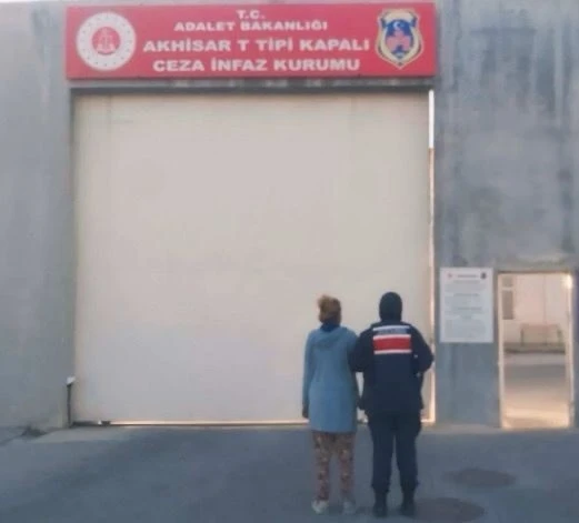 Uyuşturucu ticaretinden aranan kadın yakalandı
