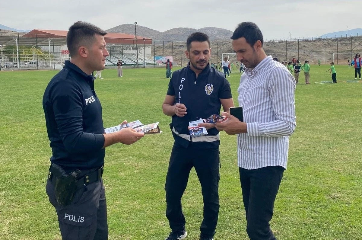 Üzümlü’de polisler bilgilendirme faaliyetinde bulundu
