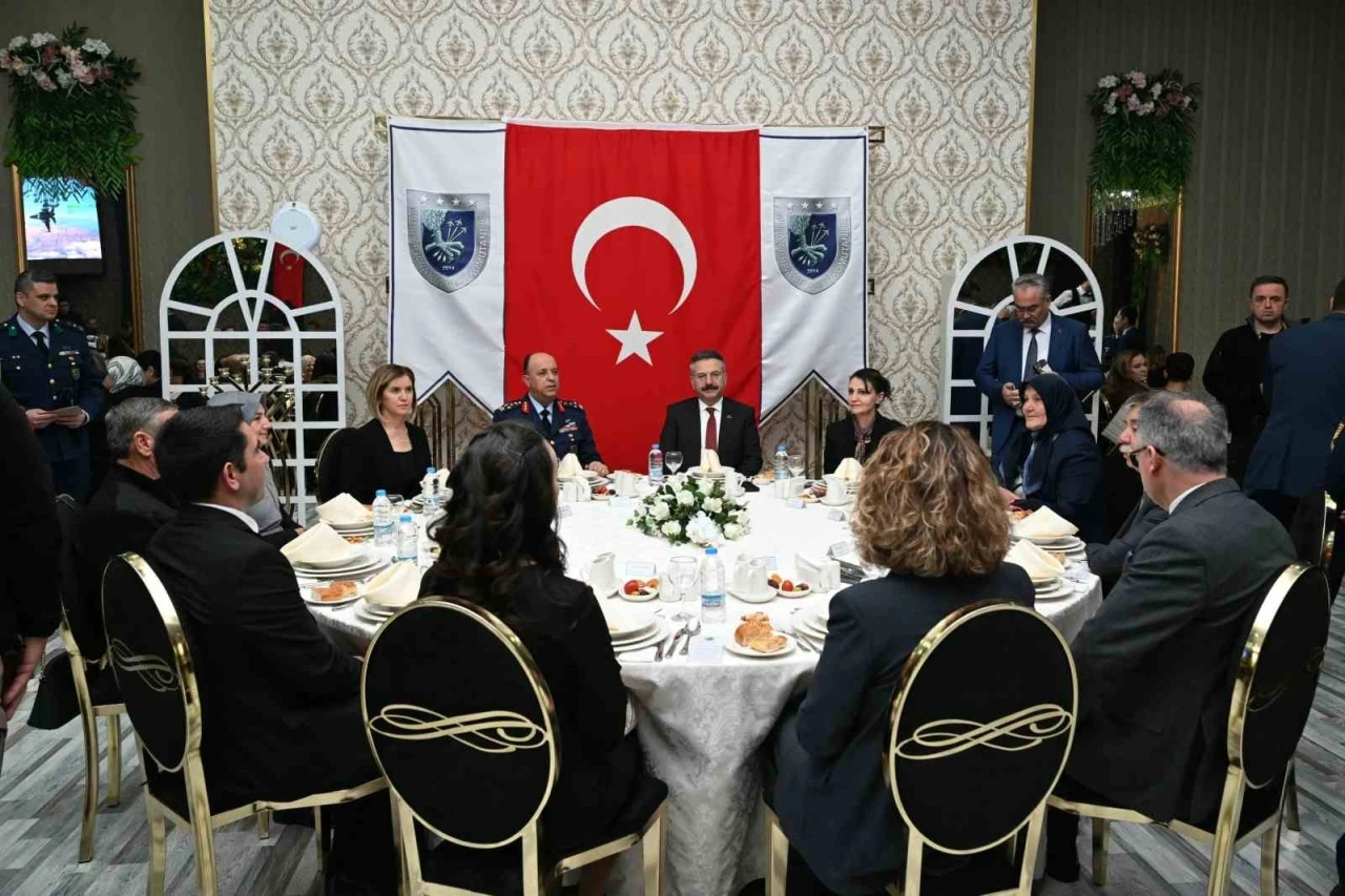 Vali Aksoy, şehit aileleri ve gaziler ile iftar yaptı
