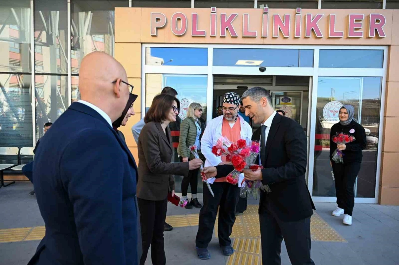 Vali Aktaş, Uşak Eğitim ve Araştırma Hastanesi çalışanlarını ziyaret etti
