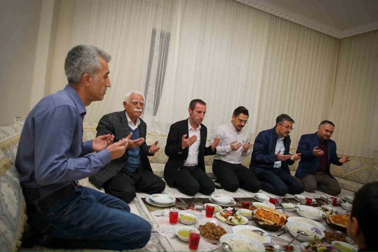 Vali Ali Çelik, Korkmaz ailesinin iftar sofrasına konuk oldu
