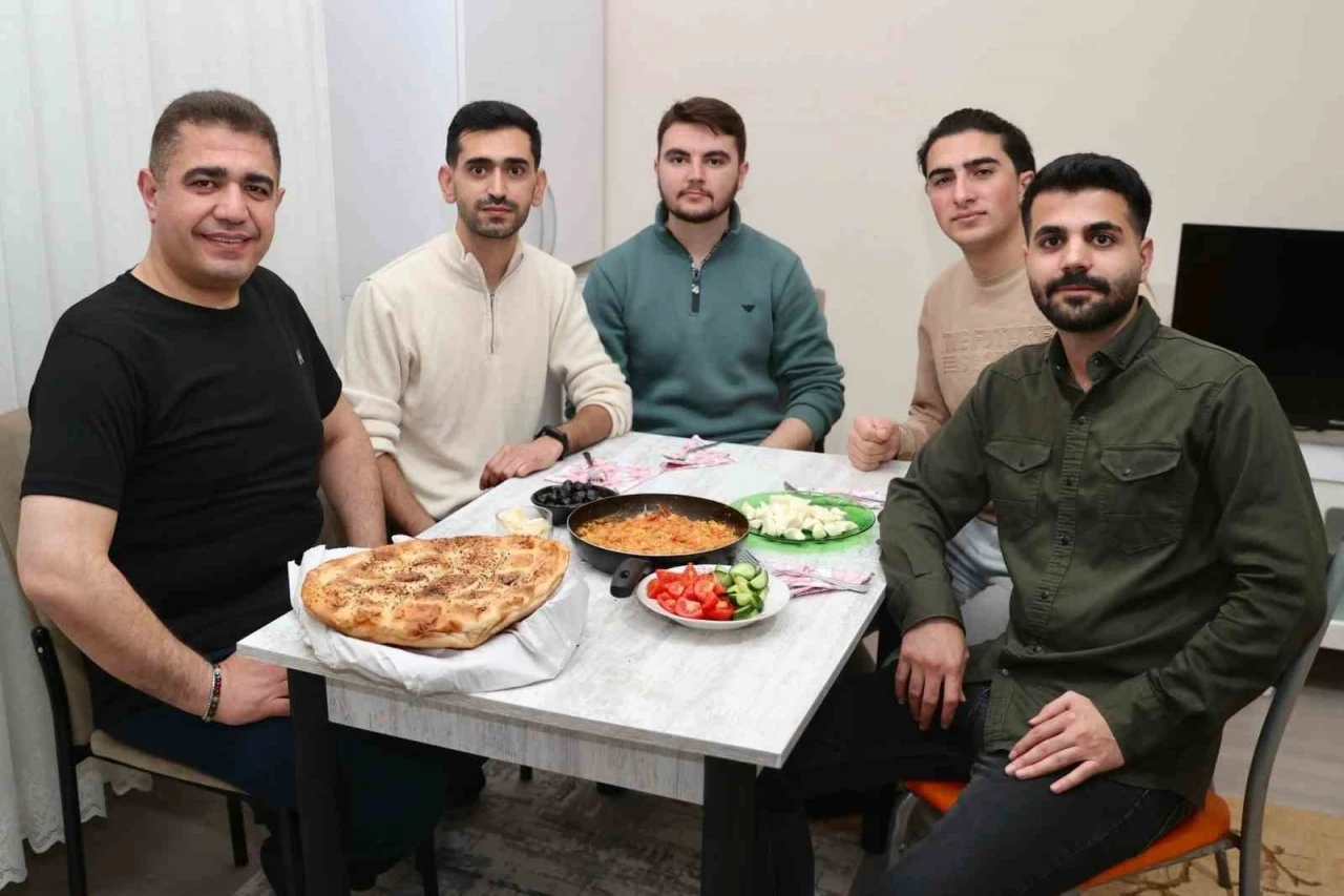 Vali Aslan öğrenci evinde sahur yaptı
