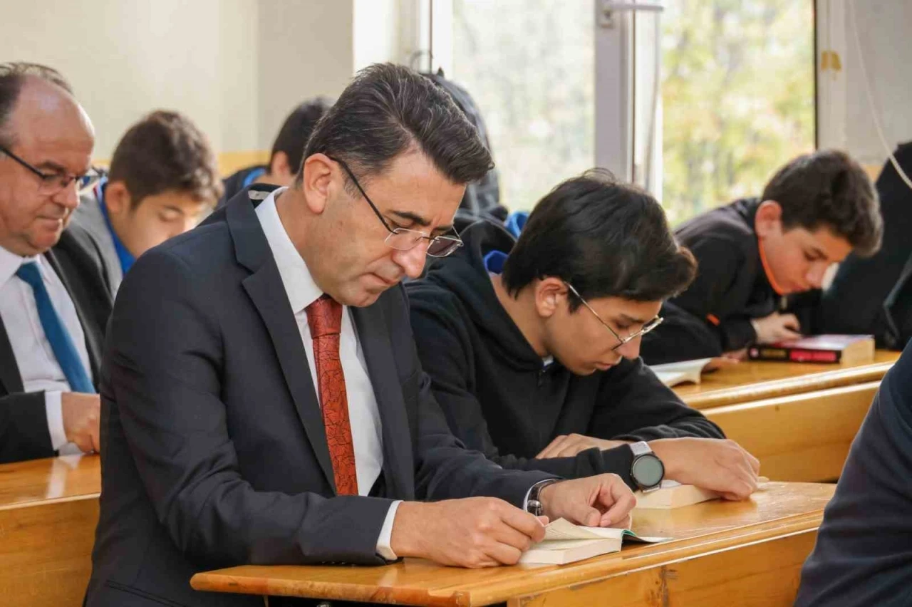 Vali Aygöl’den öğrencilere kitap okuma teşviki
