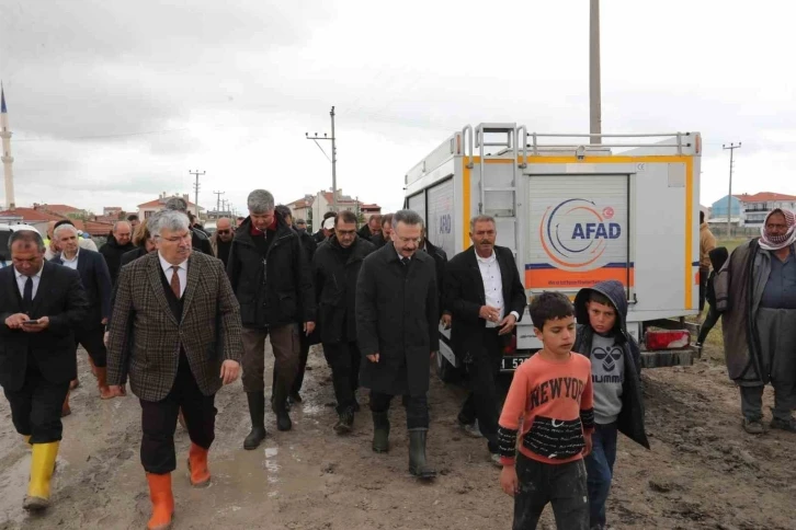 Vali Hüseyin Aksoy, doludan etkilenen bölgeleri ziyaret etti
