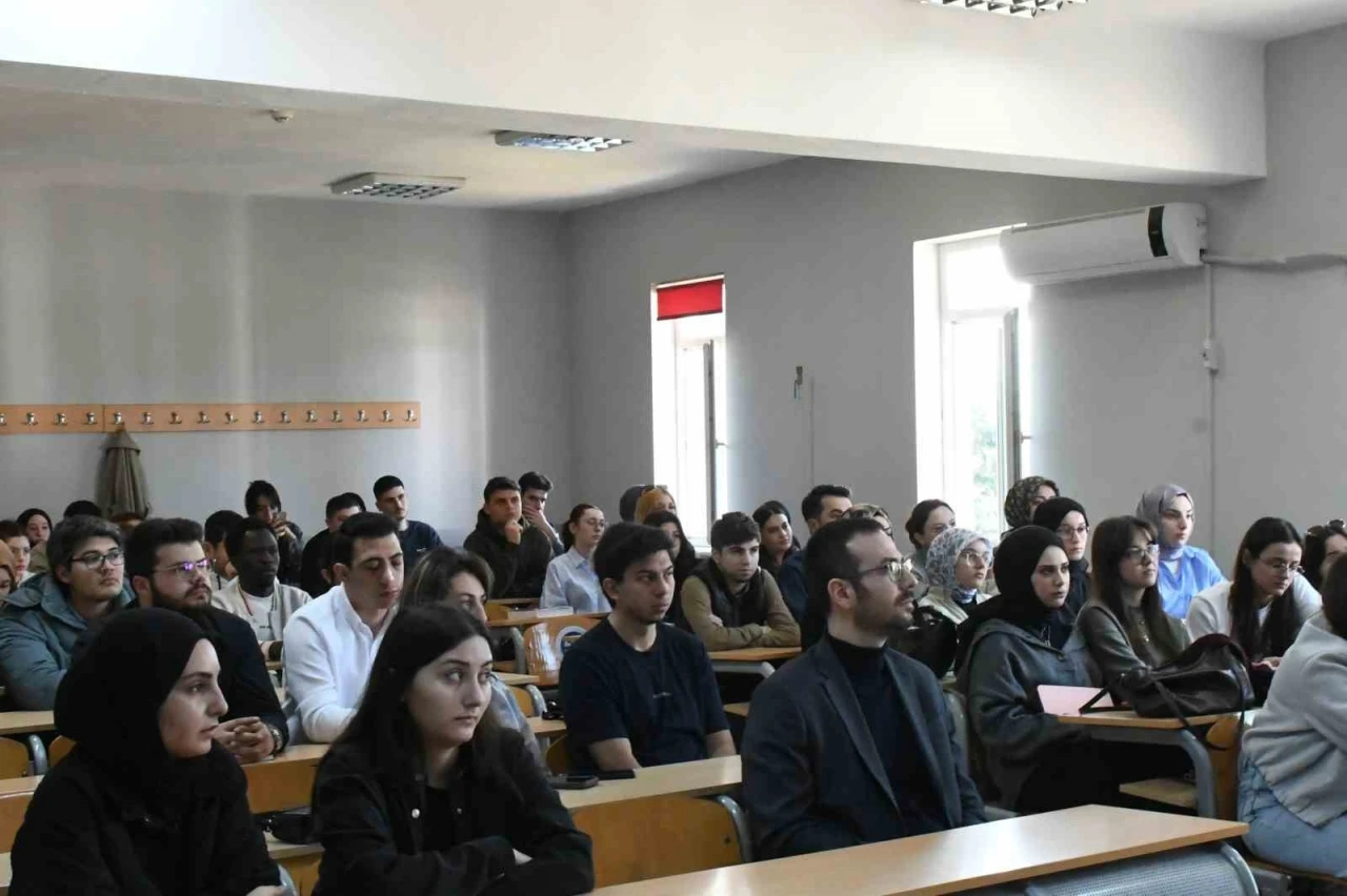 Vali yardımcısı bürokrasi tecrübelerini öğrencilere anlattı
