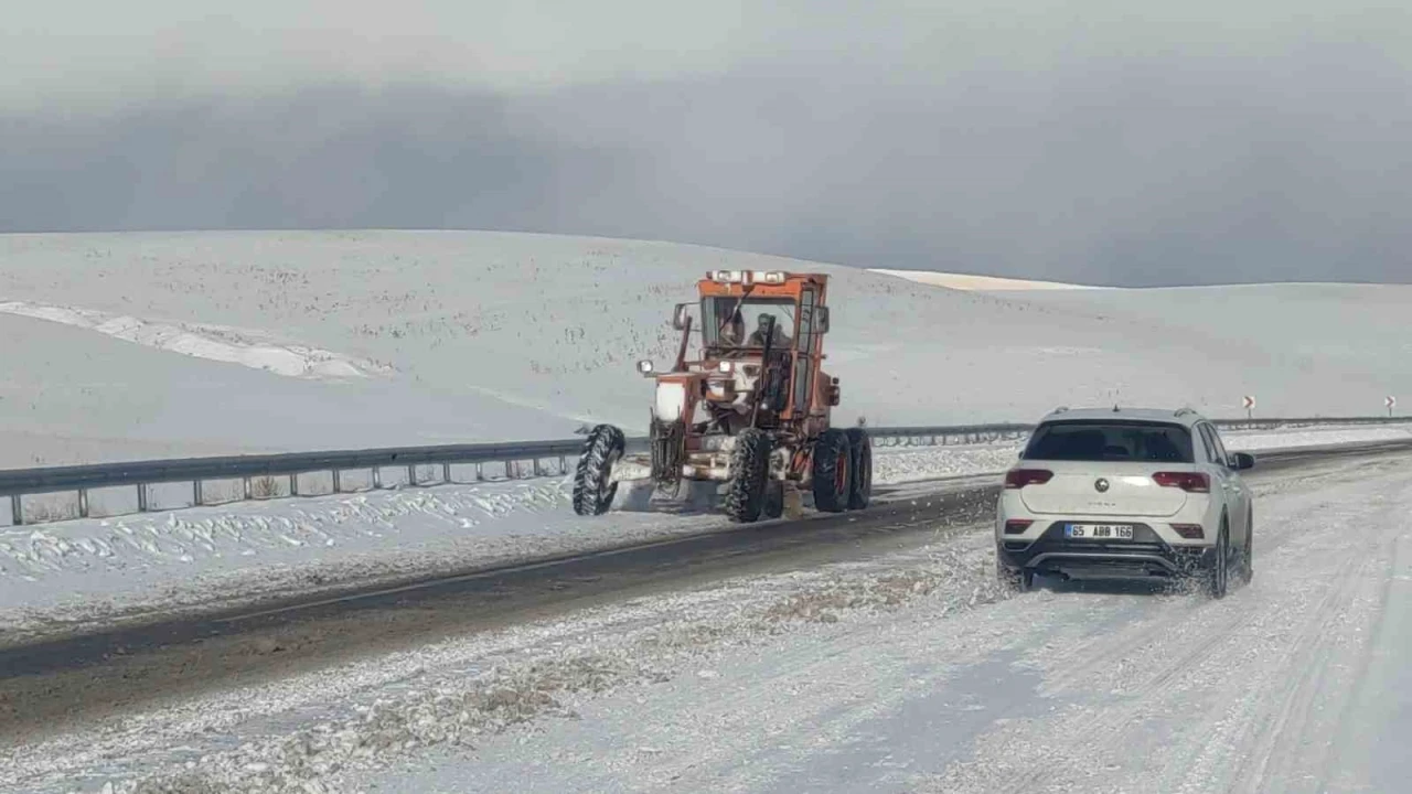 Van’da 21 yerleşim yerinin yolu ulaşıma kapandı
