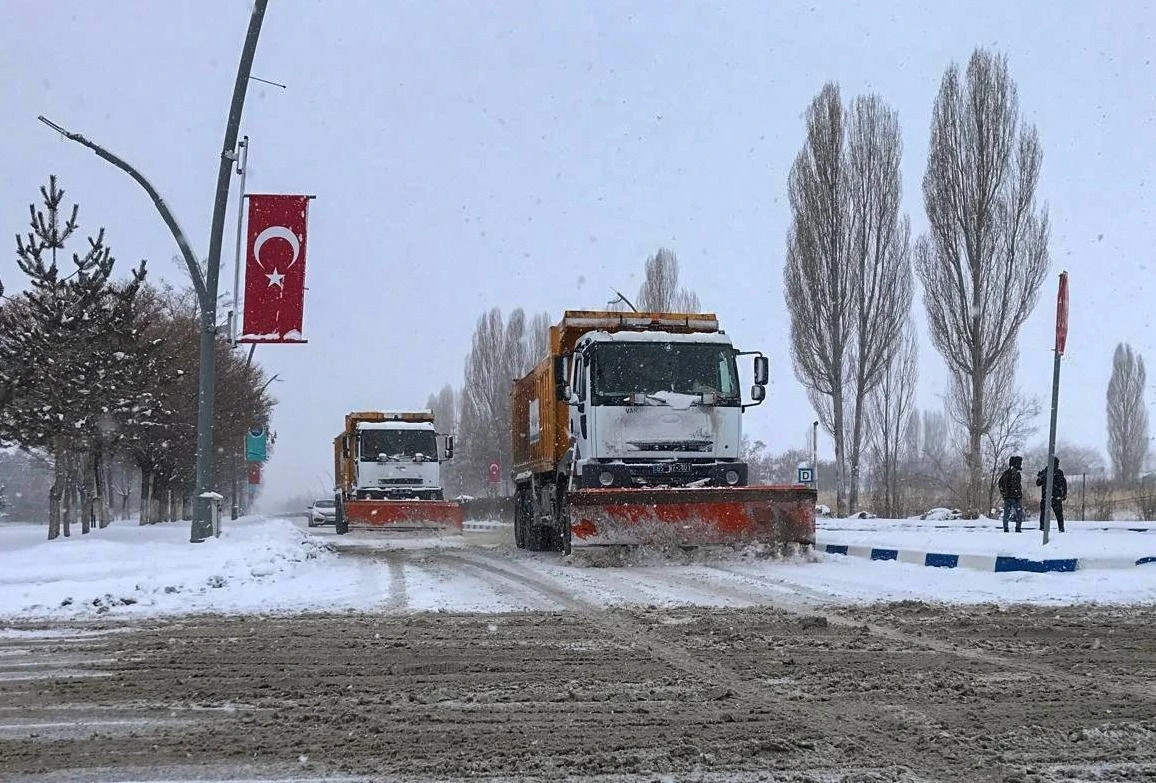 Van’da 560 yerleşim yerinden 528’inin yolu açıldı
