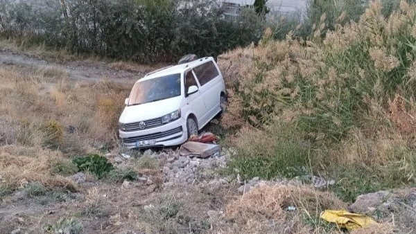 Van’da el freni çekilmeyen araç şarampole yuvarlandı
