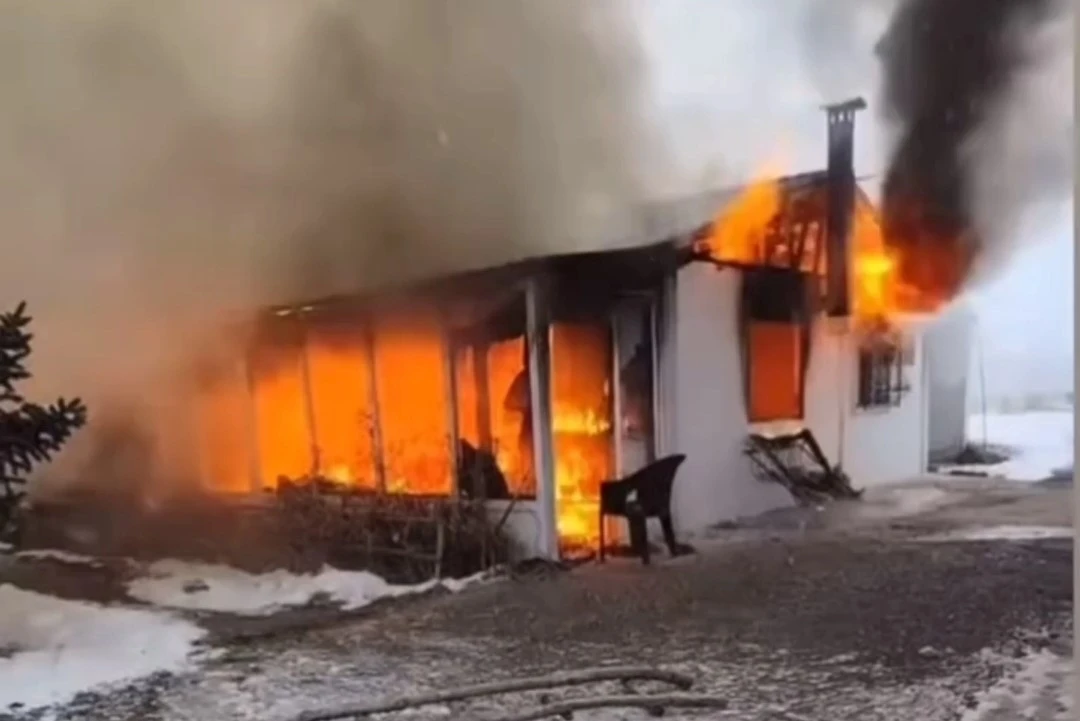 Van’da prefabrik ev alevlere teslim oldu
