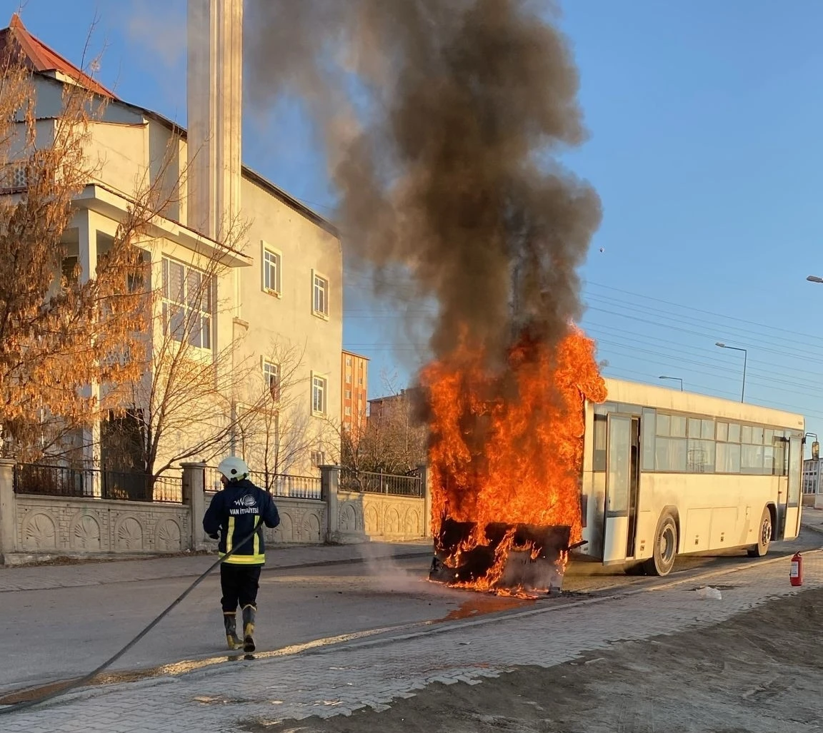 Van’da servis otobüsü alev alev yandı
