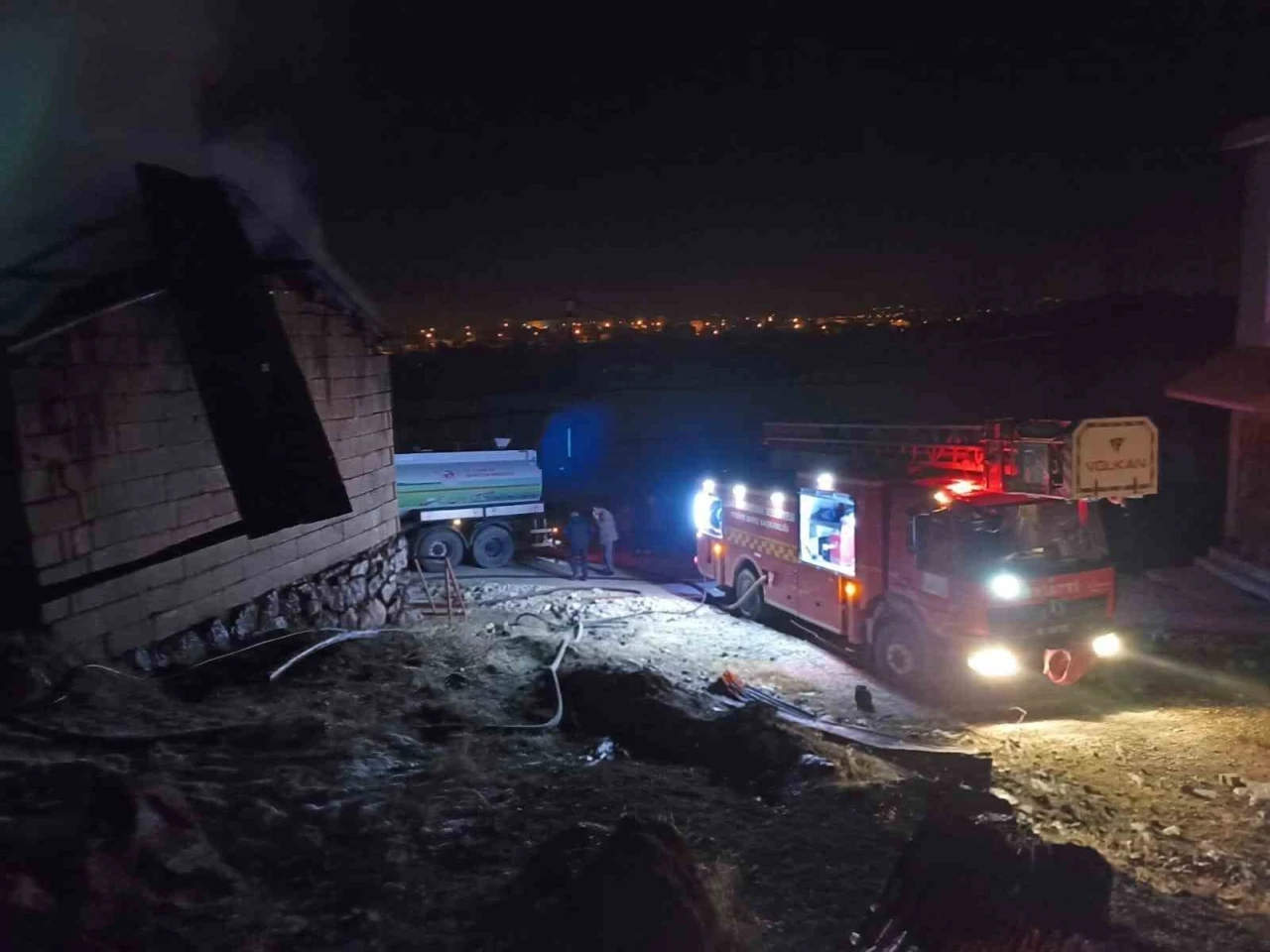 Van’da tandır evi alevlere teslim oldu
