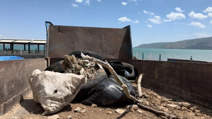 Van Gölü’nden yaklaşık 20 ton çöp çıkarıldı
