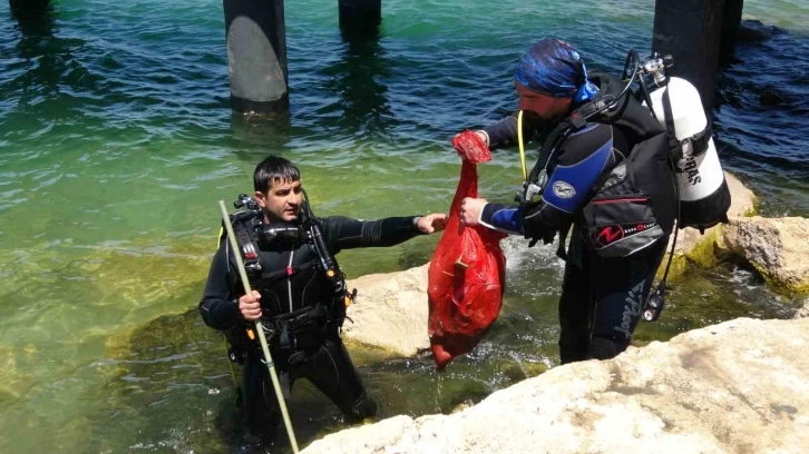 Van Gölü’ne dalış yapan dalgıçlar 10 dakikada çok miktarda çöp çıkardı
