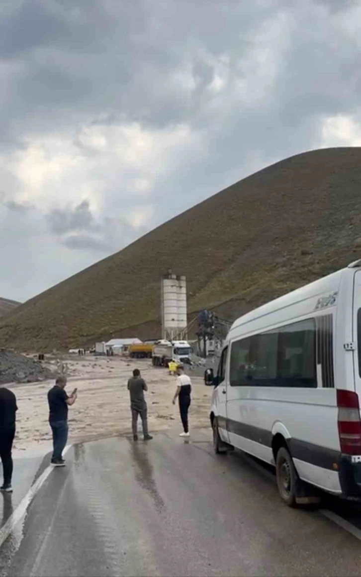 Van-Hakkari karayolunda onlarca araç selde mahsur kaldı
