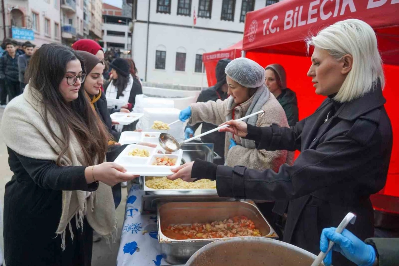 Vatandaşlara kendi eliyle yemek dağıttı
