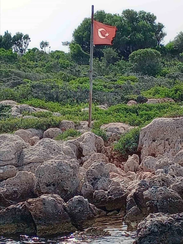 Vatandaşların ‘Mavi Yolculuğun’ kalbindeki adada bulunan ‘Bayrak’ hassasiyeti
