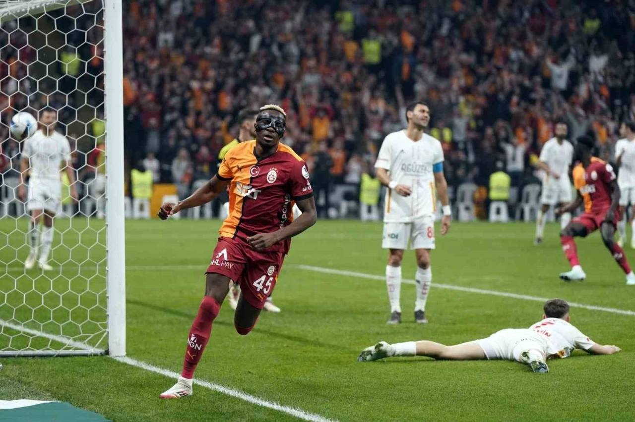 Victor Osimhen, gol krallığında zirveye yerleşti
