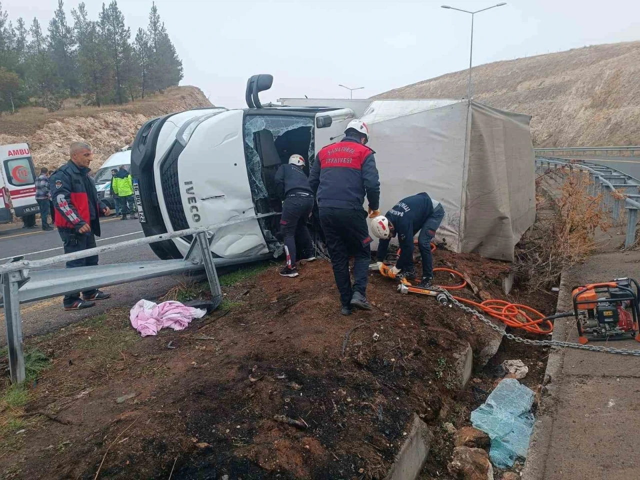 Virajı alamayan kamyonet devrildi, sürücü ağır yaralandı
