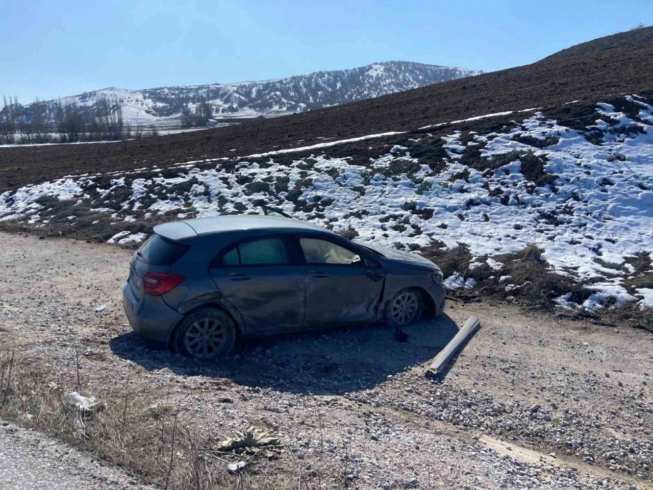 Virajı alamayan otomobil tarlaya uçtu: 1 yaralı
