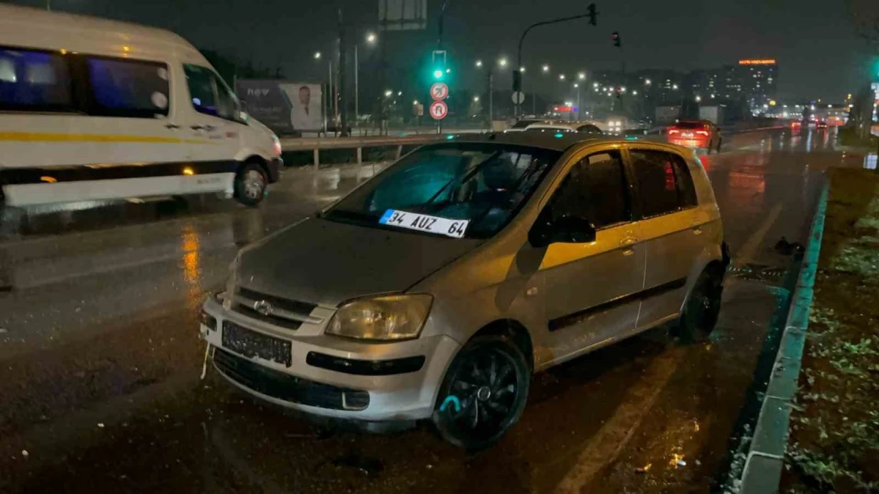 Yağış sebebiyle kayan otomobil, trafik ışıklarında bekleyen araca çarptı: 5 yaralı
