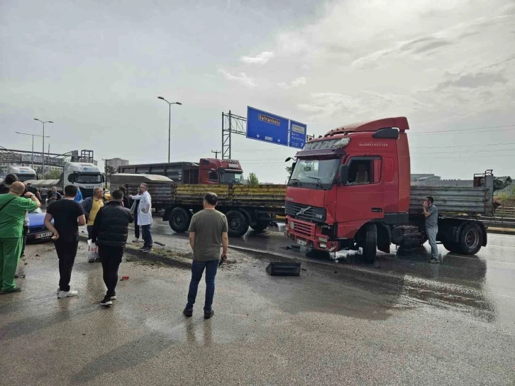 Yağmur sonrası kayganlaşan yolda makaslayan tır otomobile çarptı: 1 yaralı
