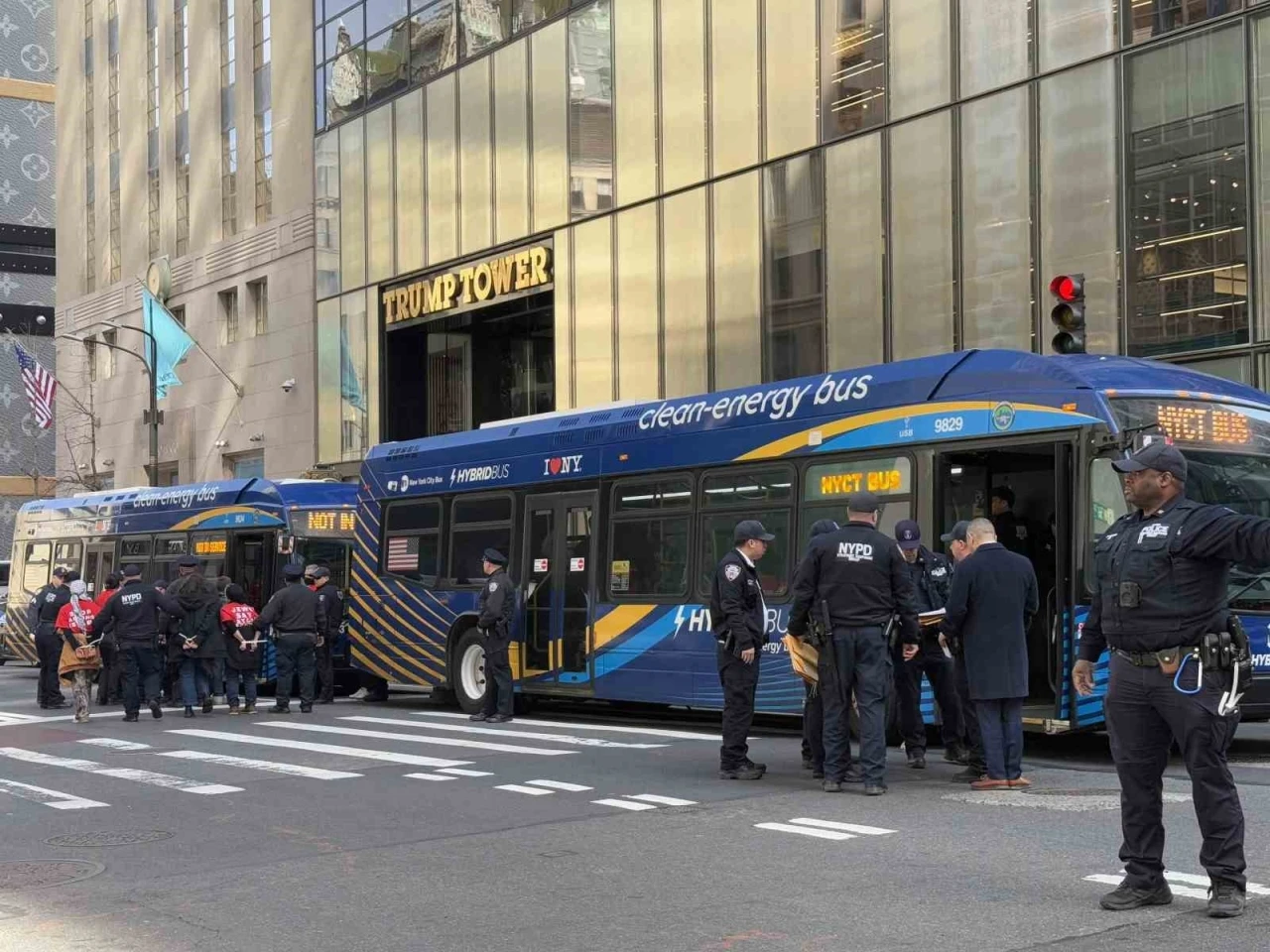 Yahudi protestocular Trump Tower’ı işgal etti: 98 gözaltı
