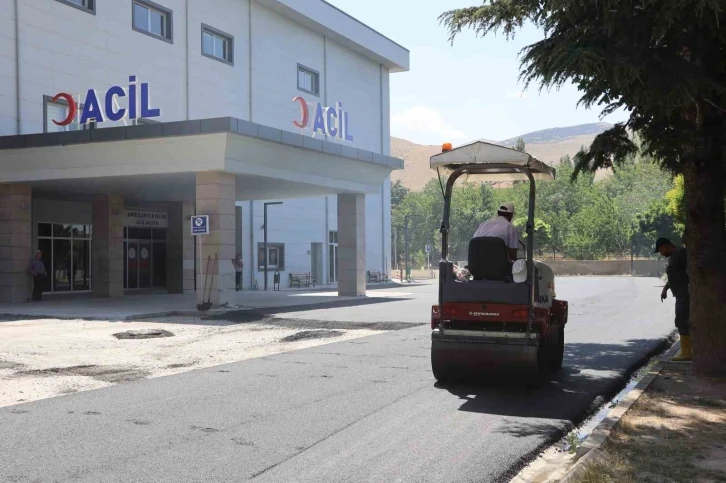 Yahyalı Belediyesi devlet hastanesi acil girişinde asfaltlama yaptı
