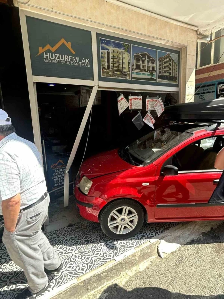 Yalova’da kontrolden çıkan otomobil emlak dükkanına girdi
