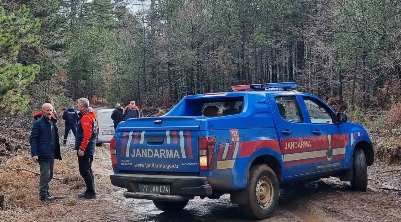 Yalova’da ormanda araçları çamura saplanan 2 kişi kurtarıldı
