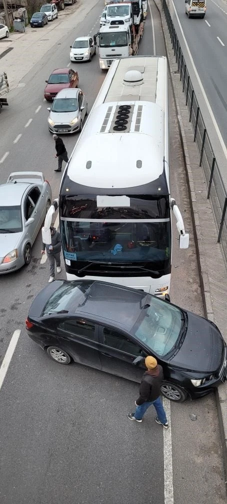 Yalova’da servis otobüsü otomobille çarpıştı
