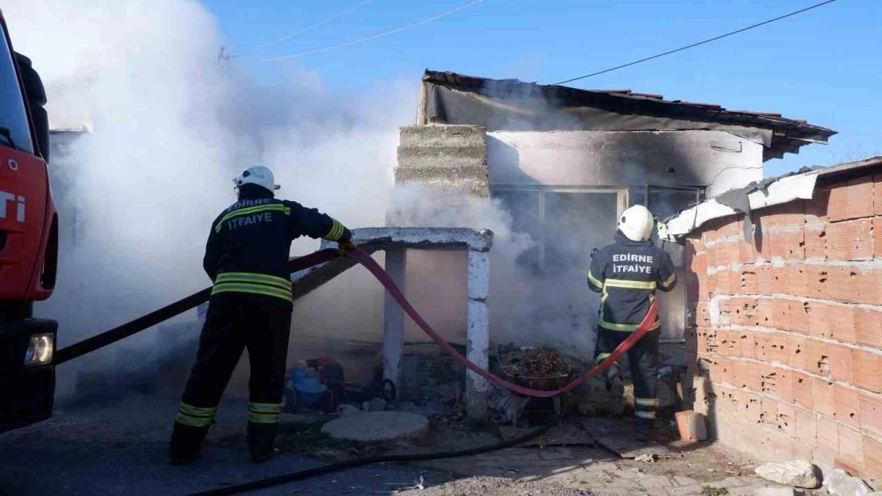 Yangın bir evi küle çevirdi
