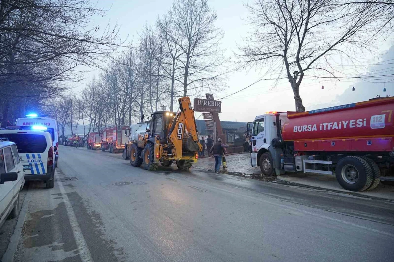 Yangın bölgesinde güvenlik önlemi alan polise saldırı
