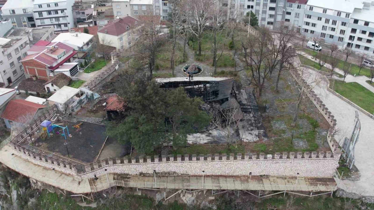 Yangın çıkan tarihi kalenin son görüntüsü yürekleri burktu
