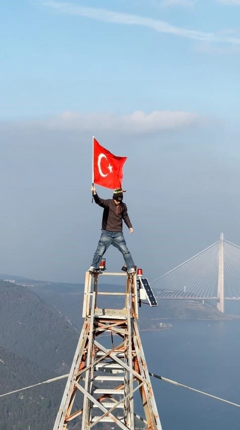 Yangın faciasında hayatını kaybedenler için 150 metre yükseğe tırmanıp Türk bayrağı açtı
