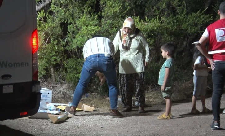 Yangında evlerinden tahliye olan vatandaşlar geceyi araçlarında geçirdi
