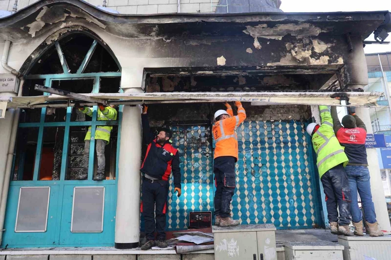 Yangının çıktığı Akça Cami, Ramazan’da ibadete açık olacak
