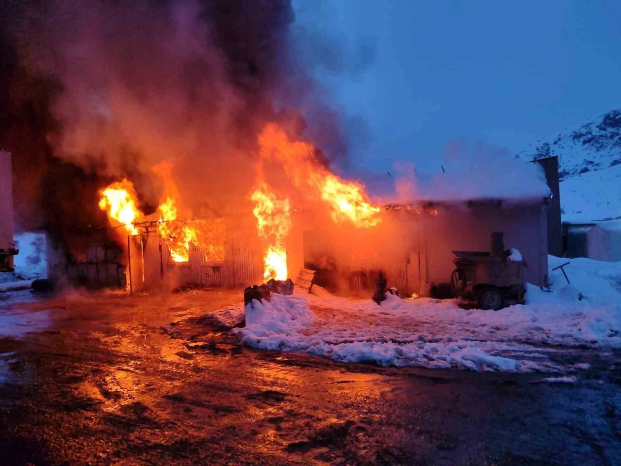 Yapım işi Bayburt Group tarafından sürdürülen Kop Tünelinin şantiyesinde yangın çıktı
