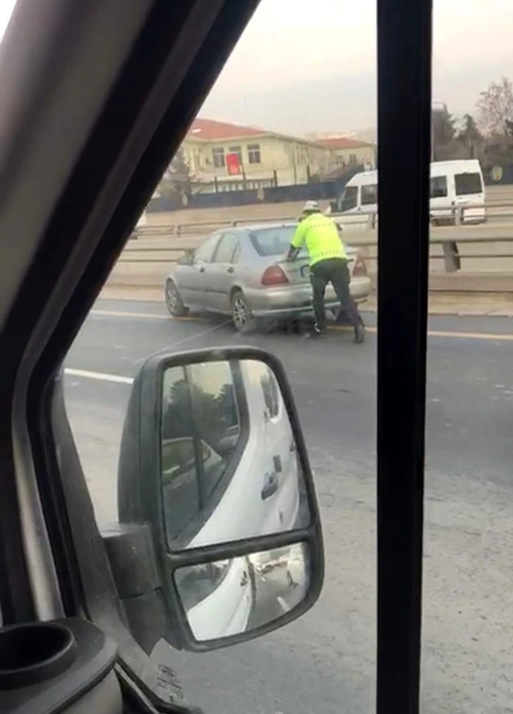 Yardımsever polis arızalanan aracın arkasına geçerek yol kenarına itti
