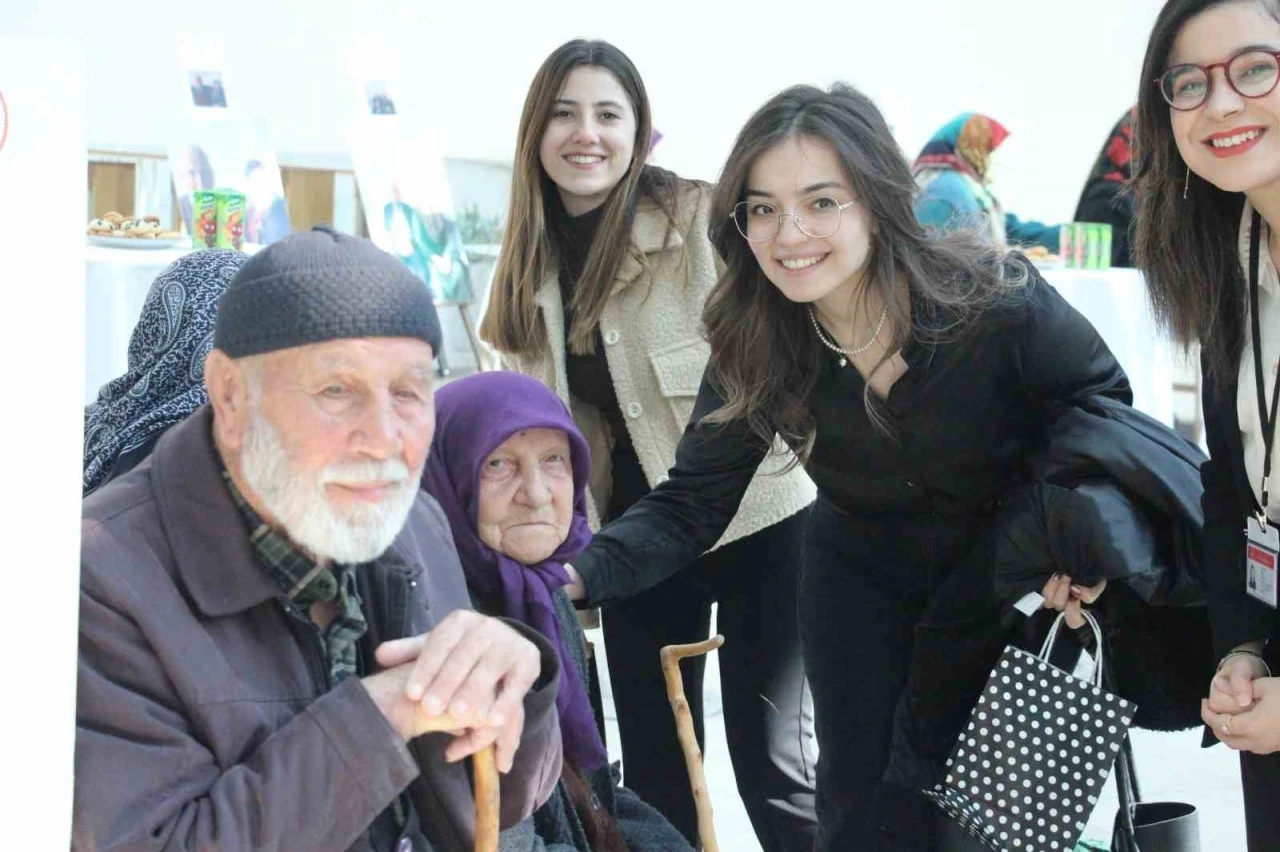 Yarım asırdır evli olan çiftler, sergi ve sinema etkinliğinde buluştu
